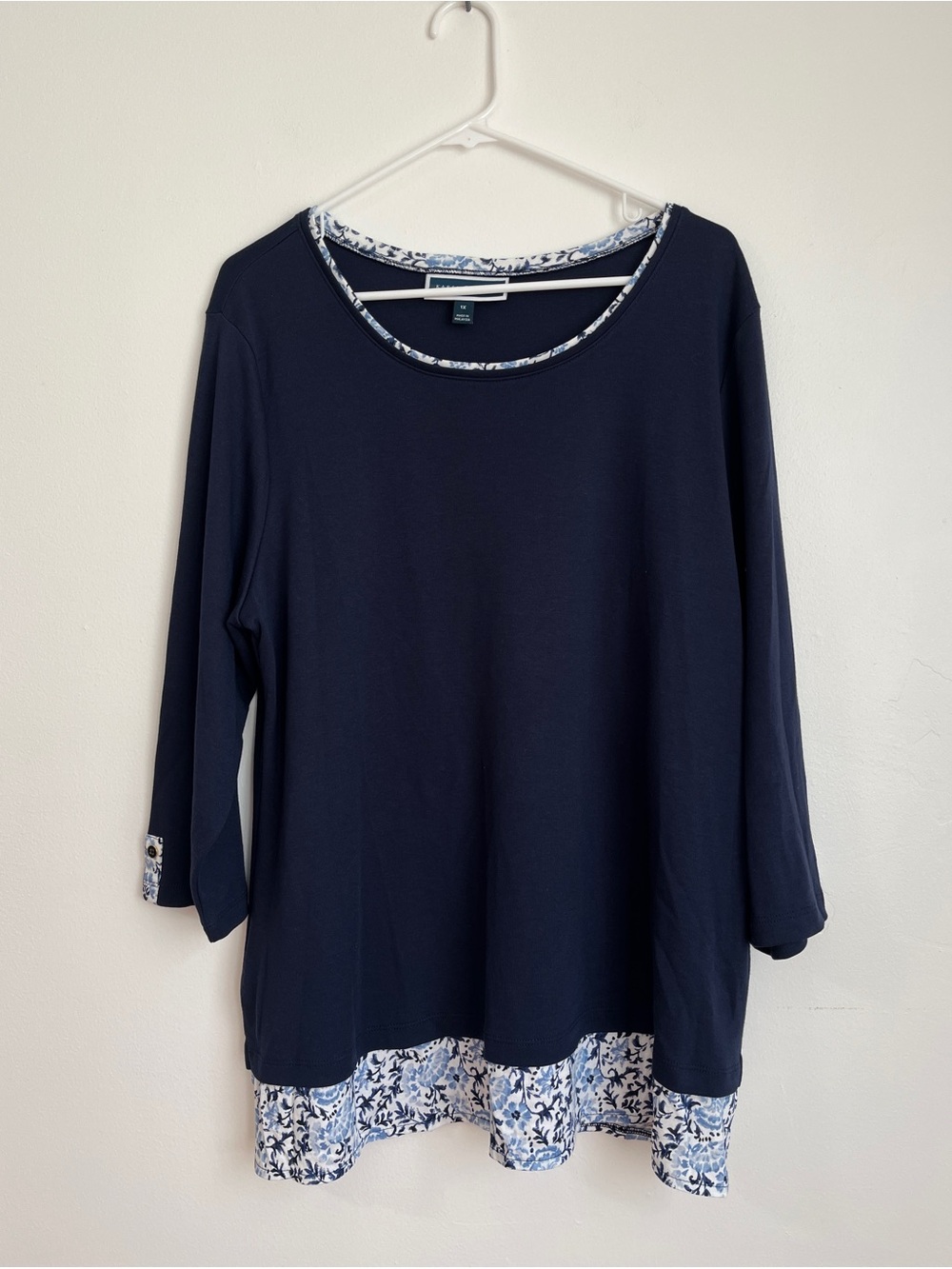 Karen Scott Women Navy 3/4 Sleeve Top with Blue-White Floral Hem 1X Stretch